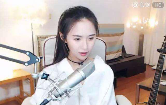 被封杀的女主播叫阿冷,原名黄盛君,92年出世,江西鹰潭人.