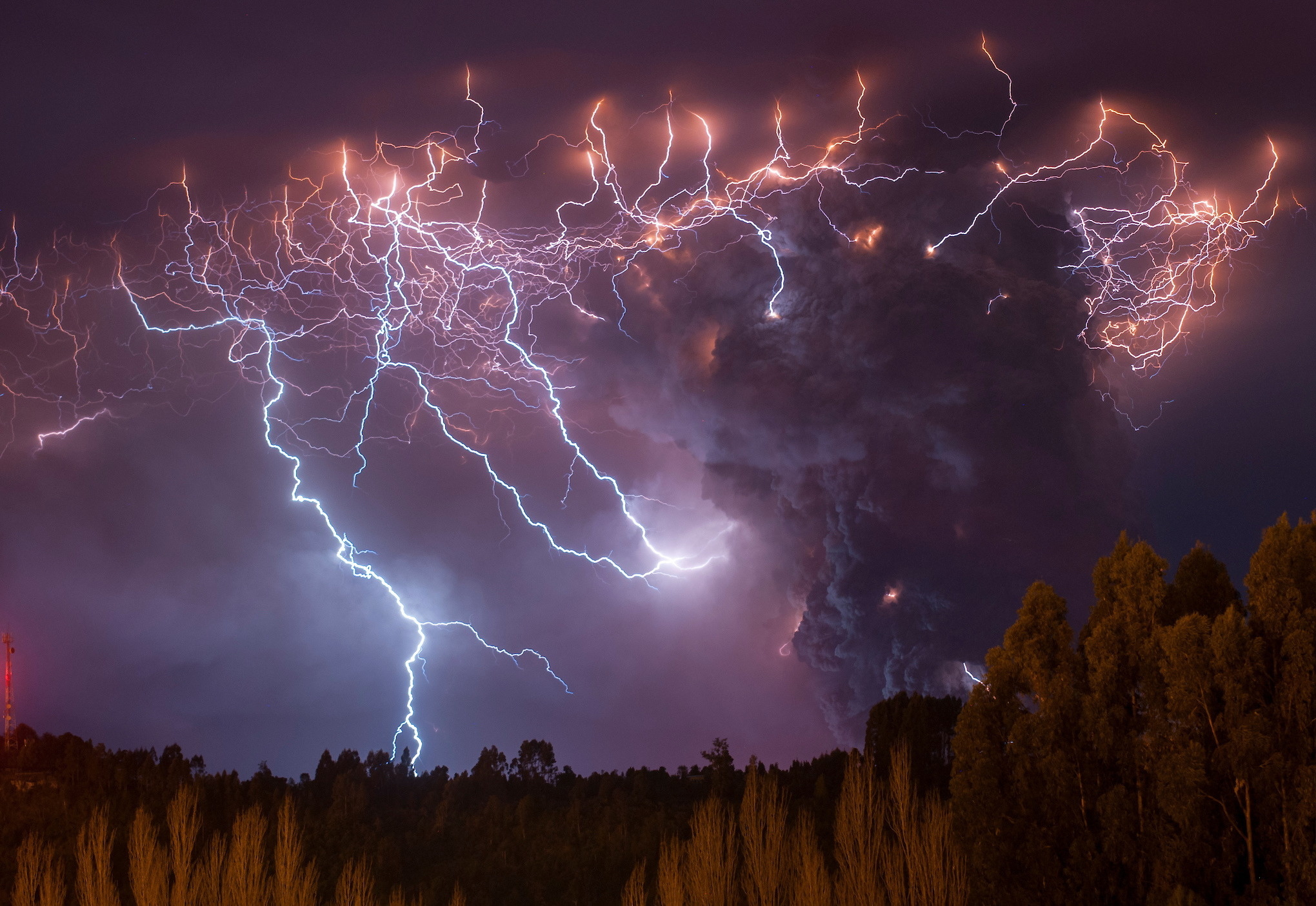 闪电与喷发的火山碰撞交缠的瞬间摄影师francisconegroni