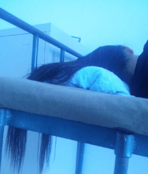 女生宿舍晾头发, 简直是恐怖片的现场!