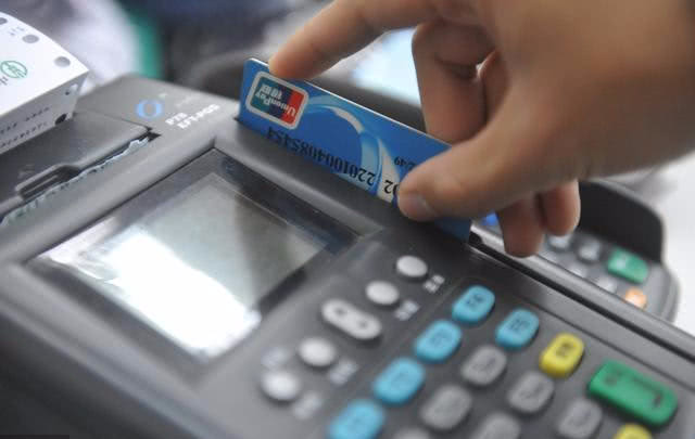 结婚爸掏钱买车,我把银行卡给老婆保管,刷卡交定金时我傻了眼!