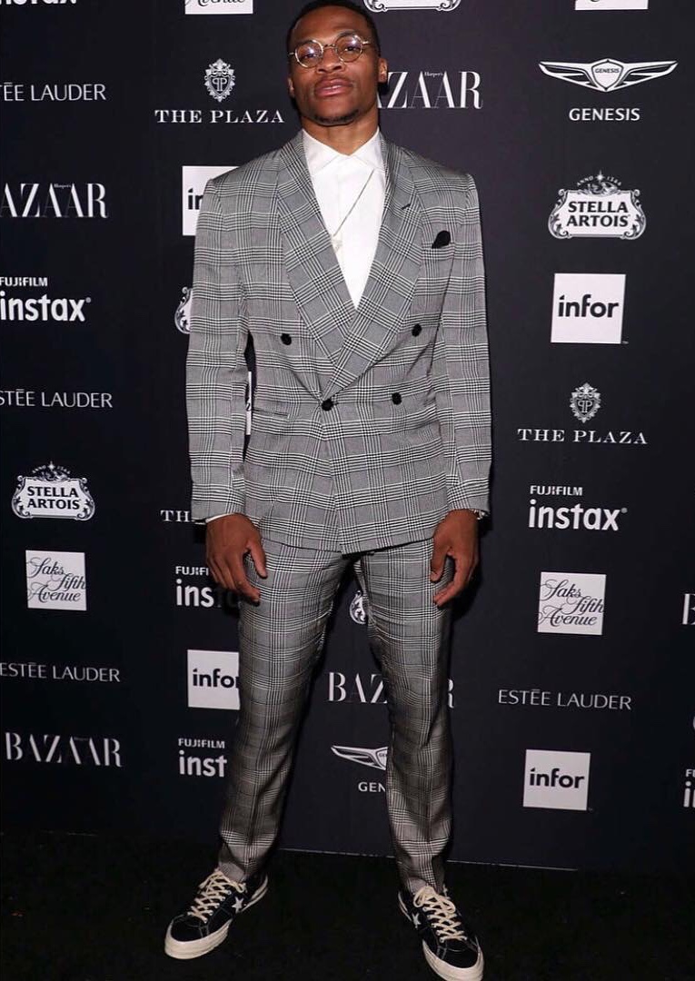 威少前天在纽约时装周,西装搭配dsm x converse one star.