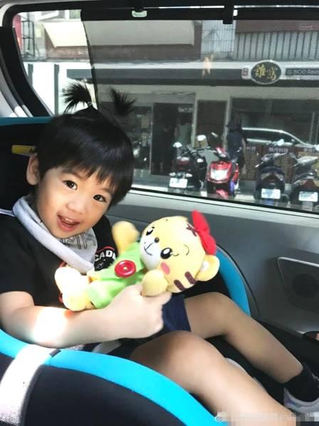 "在照片中,詹森和kyson都被两个高耸的笑脸和鬼魂绑住了.