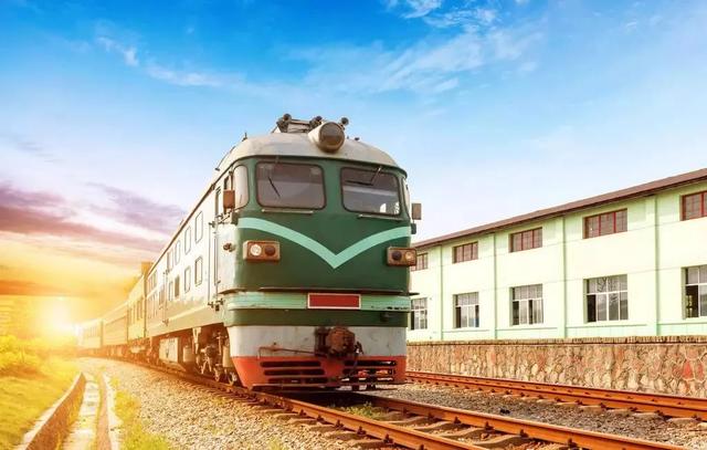 周末坐上这列绿皮火车,从菜园坝出发,时光很慢,古镇悠悠