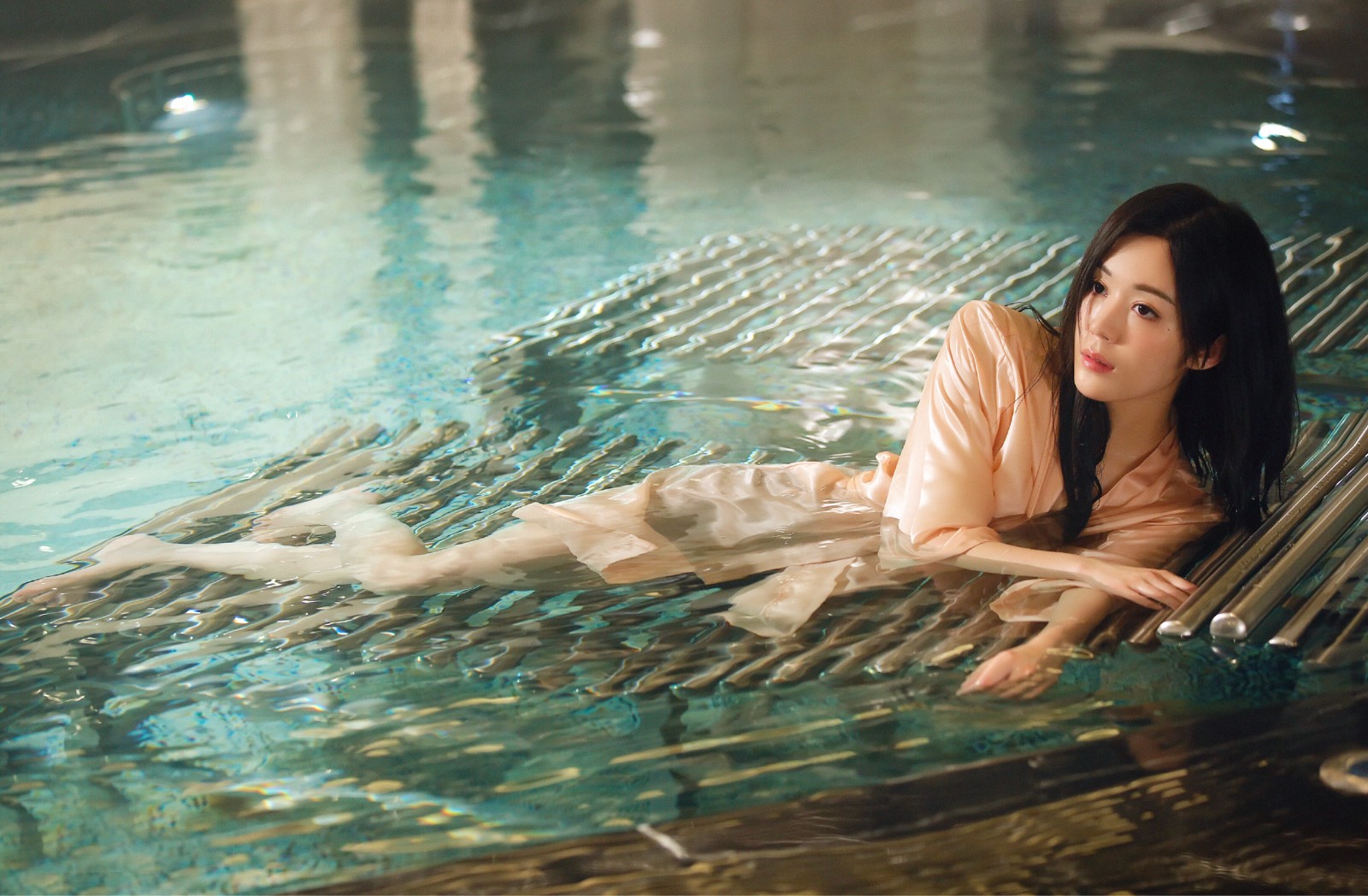 汤晶媚"戏水"写真曝光 出水芙蓉气质天成