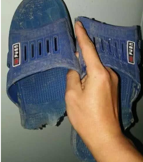 搞笑图片:兄弟,这样的拖鞋还不准备扔么?够节约的