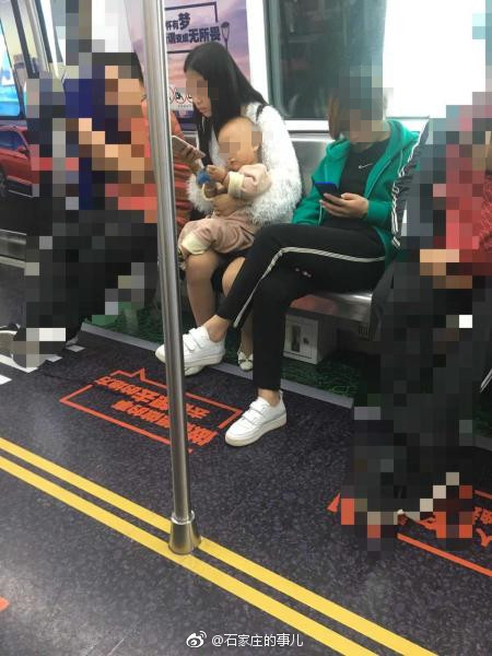 一位年轻母亲直接在地铁上给孩子把尿|地铁|洨河|小孩_新浪新闻
