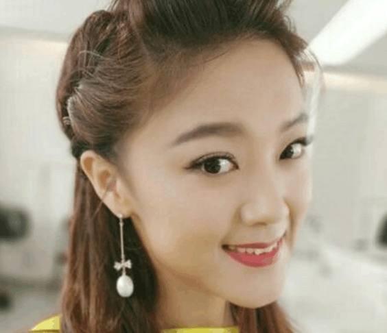 玖月奇迹近照丈夫王小海发型千年不变妻子王小玮女人味十足