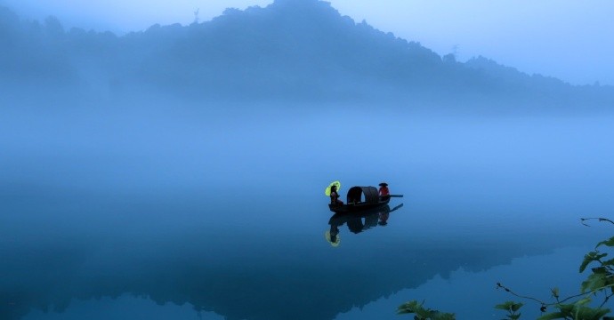 云凝甘露雾生烟山接晴翠水连天