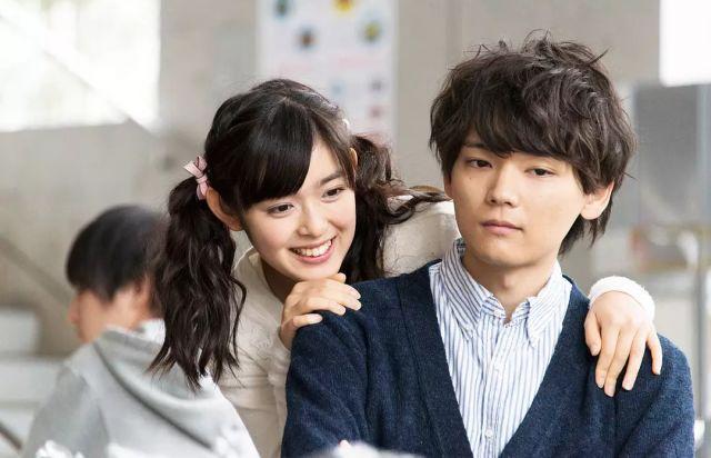17年后,多田薰已经过世,她的丈夫西川茂监制了新一版的《恶作剧之吻》