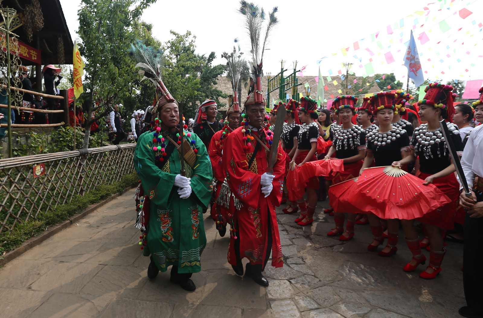 目瑙纵歌节震撼上演 千人共舞浓郁景颇风