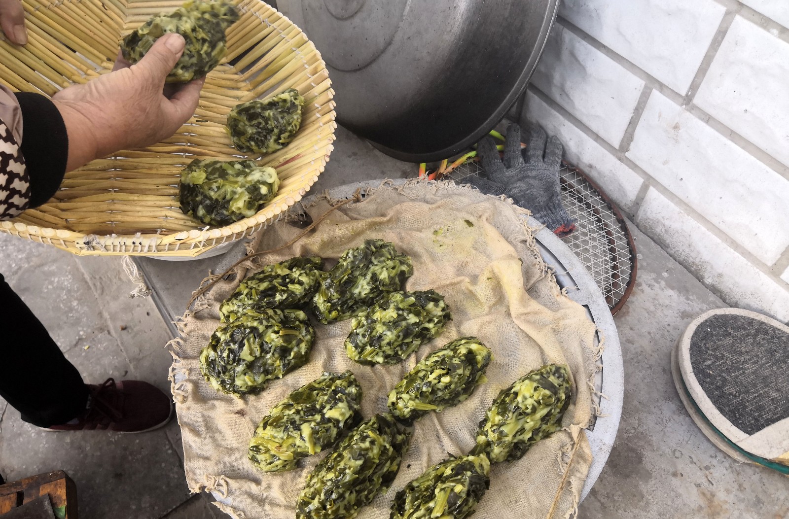 农村里的铁锅菜饼子吃一口满满儿时的味道