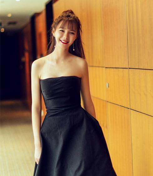 沈梦辰终于晒照,穿黑色礼服扎丸子头,样子真美!