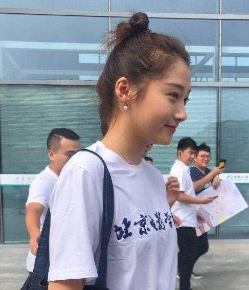 关晓彤返校,扎丸子头青春洋溢,校友们看到她后举动太疯狂