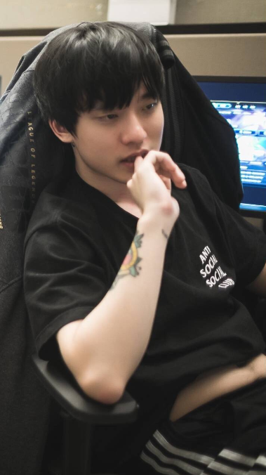 omg中单icon发福肚腩照引热议,粉丝:霸道狂拽冷少去哪了?