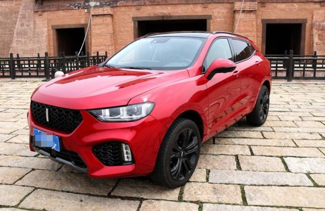 wey vv5游古城,网友:红色外观确实很妖娆!