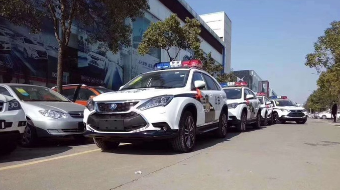 国产神车比亚迪秦唐宋现实做警车,网络游戏做赛车,涂装太霸气