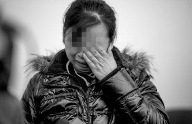 丧尽天良!毒贩引诱多名初中生吸毒,看警察叔叔