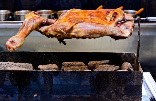 3个老外特地吃东北菜,点15斤烤羊腿狼吞虎咽,一句话老板想送客