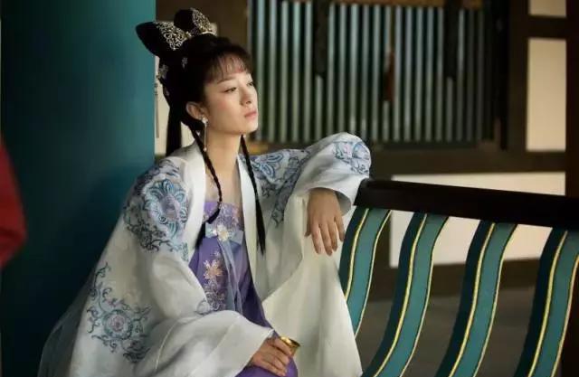 王鸥饰演华琼,是天盛炙手可热的女将,火凤女将军,燕怀石之妻.