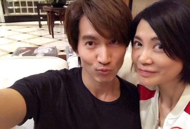 柴智屏晒与"不老男神"言承旭亲密合影 两人头挨头还嘟嘴卖萌