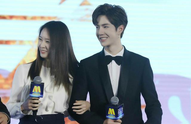 张艺兴,郑秀晶主演的《闭嘴!爱吧》有望于秋季上映!期待吗!