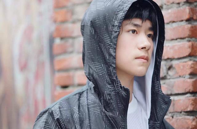 在tfboys里,小编其实是比较喜欢易烊千玺的,王俊凯和王源小编也是比较