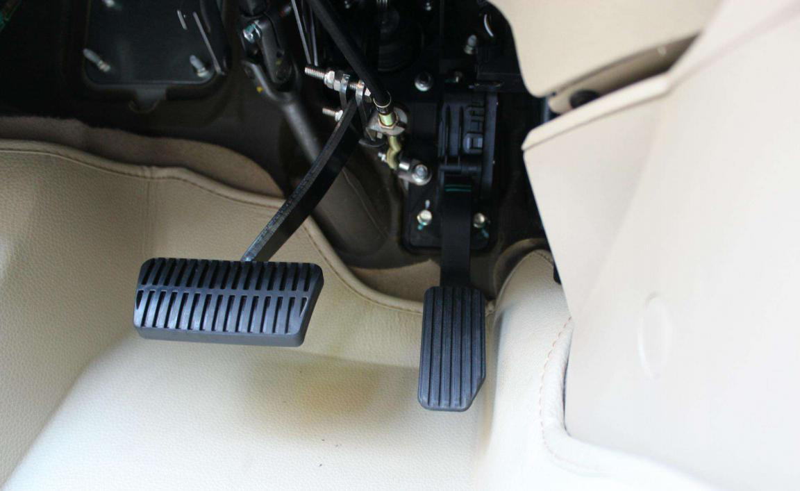 副驾驶刹车是个好东西,为什么不能做到标配?