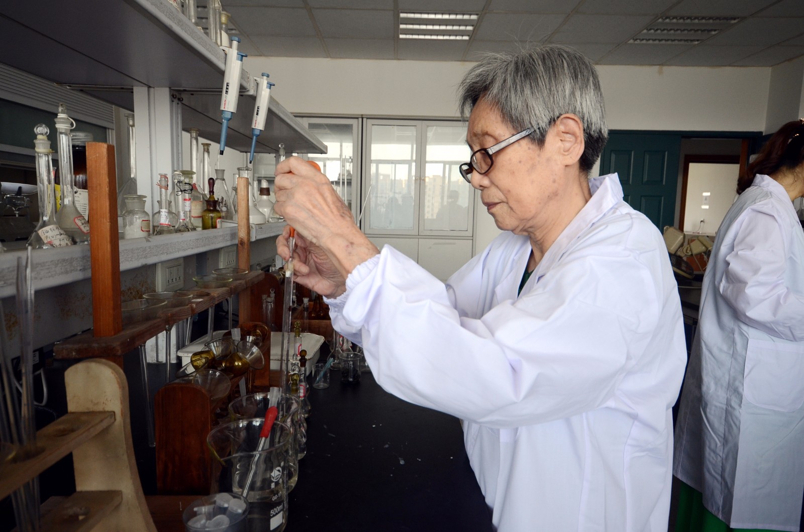 江西92岁老教授坚持每天做实验研究,老人:还想为国家奉献十年