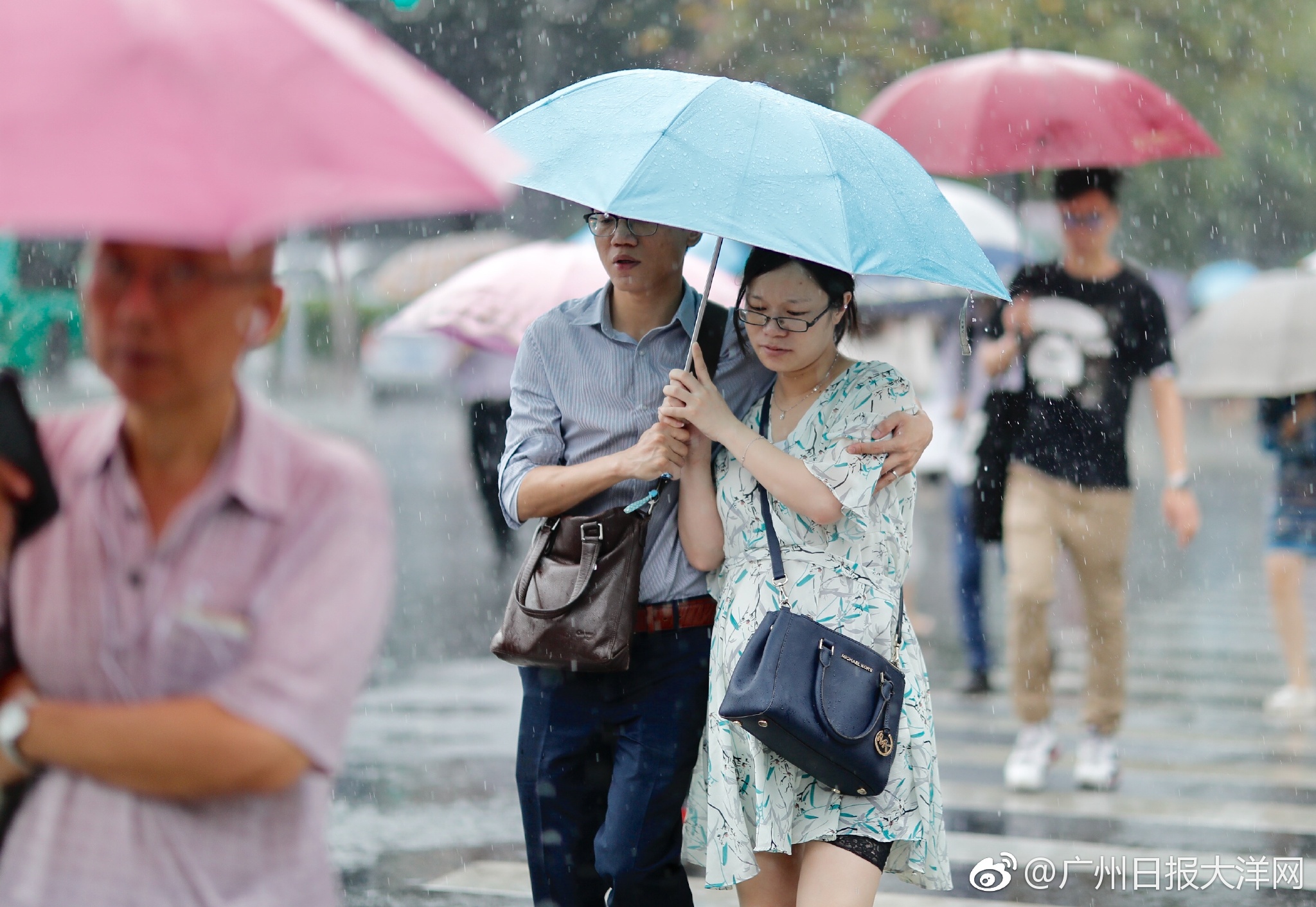 冒着风雨上班/上学去