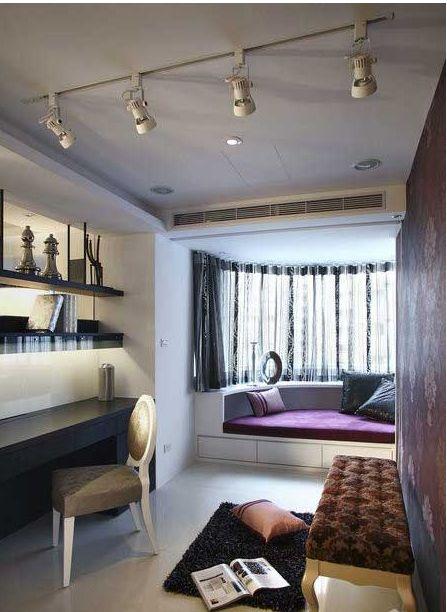 这是很经典的榻榻米设计,底部抬高,搭配漂亮的抱枕就能变成舒