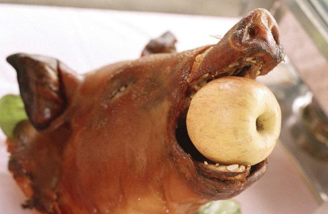 为什么烤乳猪的嘴里都要放一个苹果