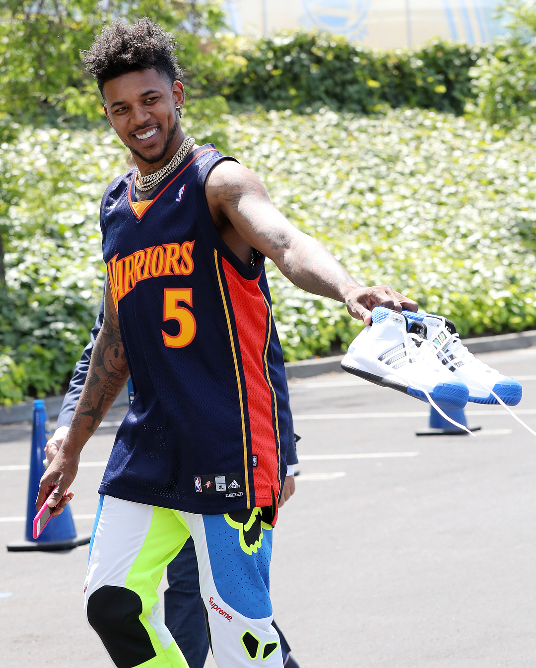 尼克杨第二场上脚 阿迪ts pro model 进场时还穿着巴郎戴维斯的勇士