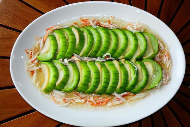 ▼最后,把稍好的酱汁和蟳味棒平均铲放到丝瓜四周,调味兼摆盘,让它看