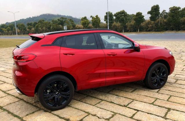 wey vv5游古城,网友:红色外观确实很妖娆!