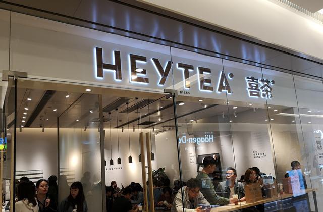 这家奶茶店,门口无人排队,进店下单却被告之要一小时后才能取餐