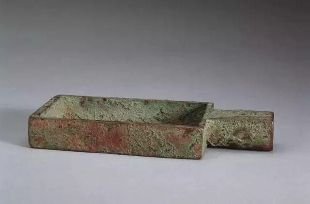 方升外侧有铭文三十二字,记载:秦孝公十八年,大良造"鞅"颁布标准计量