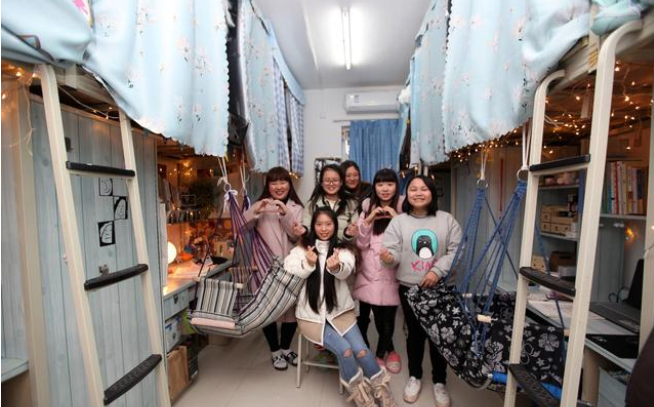 很多厂妹下班后,就直接回了集体宿舍.