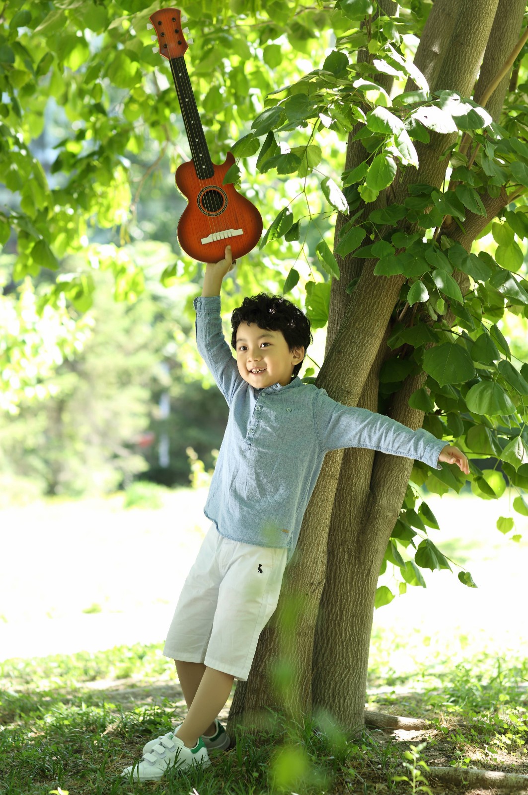 童星李庆誉曝夏日写真 定格夏日清新时光