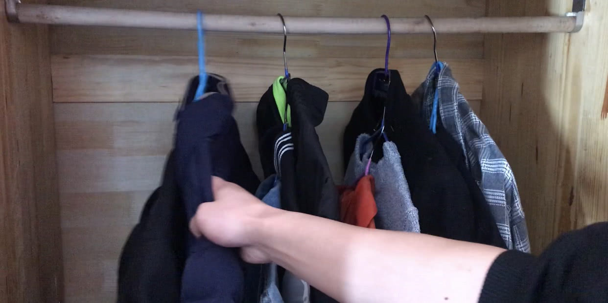 只需挂衣服时做个小动作,衣柜空间大2倍,再多衣服都能挂下