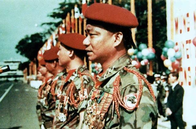 丛林上空的红色贝雷帽:南越空降兵老照片