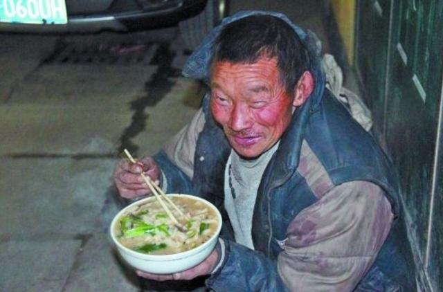 女孩请乞丐吃饭,对方送她一张银行卡,查完余额后女孩报警