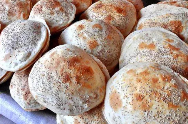 郑母烧饼是流传在鲁中地区的传统名吃,距今已有数百年历史.