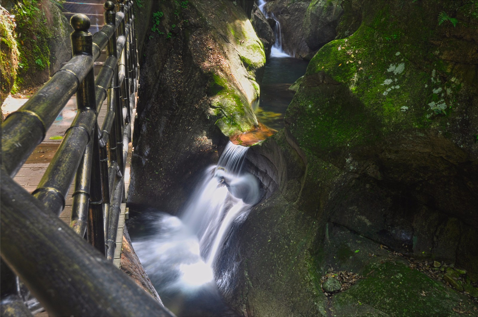 包括缘溪水坝,星月潭水下公园,素月桥,青龙潭,白龙潭,黄崖大瀑布等多
