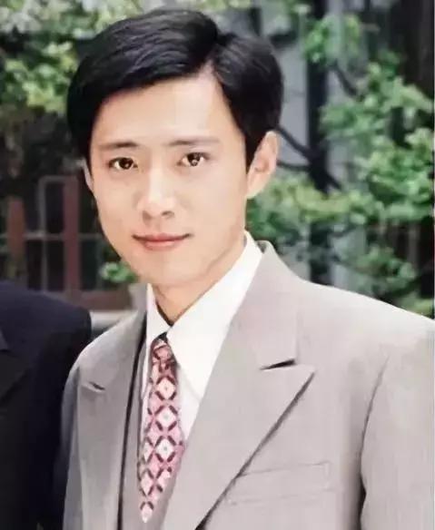 竟是多年前《情深深雨蒙蒙》里帅气潇洒的陆尔豪的扮演者高鑫