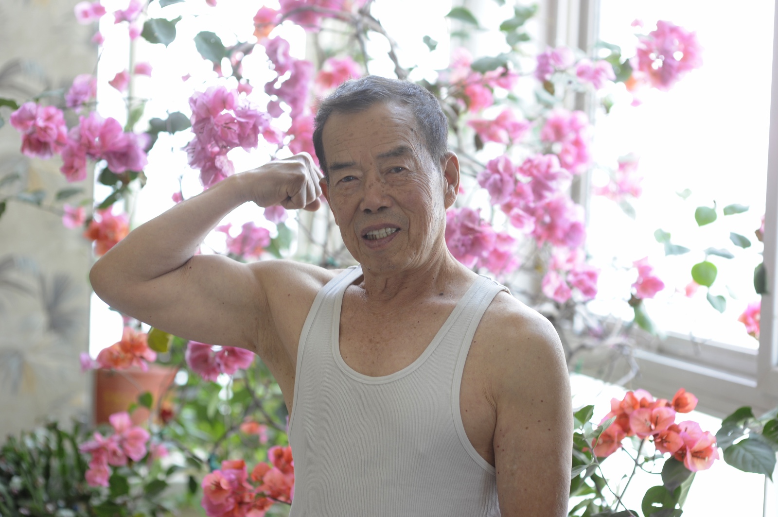 80岁肌肉大爷健身22年胸肌会"跳舞",出门开名车听迪斯科