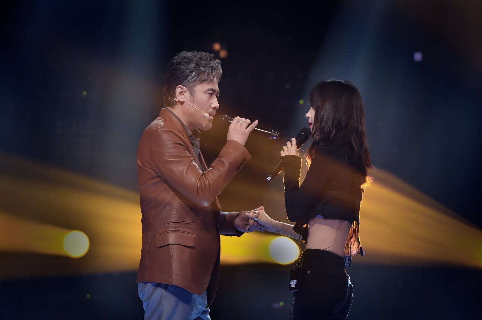 《跨界歌王》吴秀波"绅士"合唱超圈粉 李菲儿斗舞惊艳全场