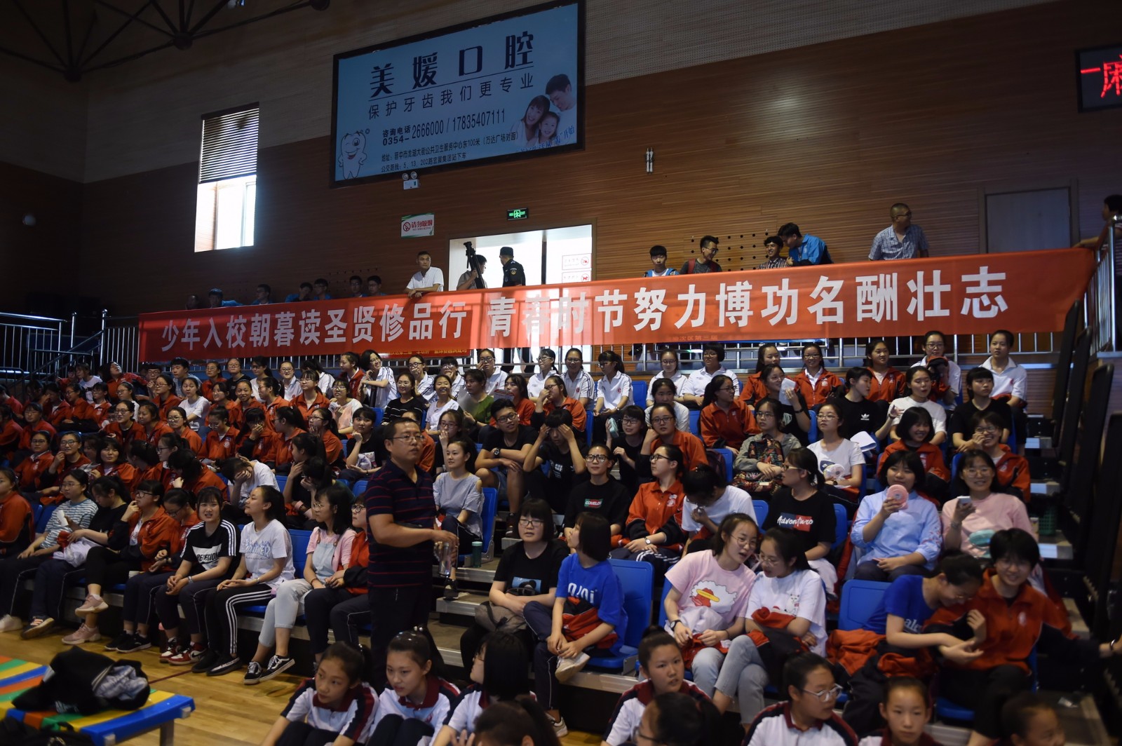 高考生减压参加球赛,惊人标语成亮点