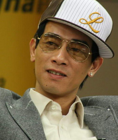 他曾是香港最有名古惑仔,与张柏芝有过露水情缘,今娶小16岁娇妻