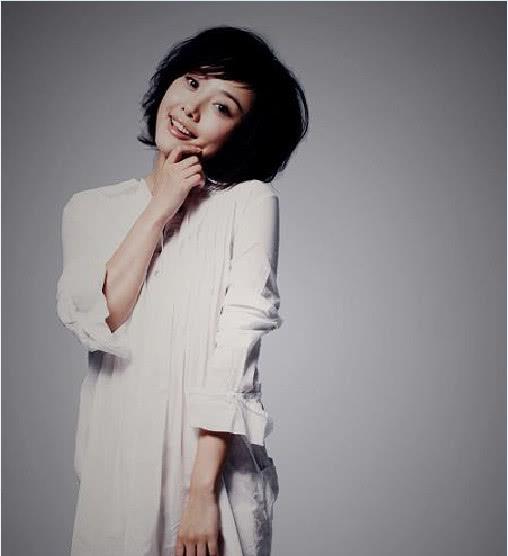 可以看到刘园园穿着一身蓝色的连衣裙,这一身连衣裙穿在刘园园身上还