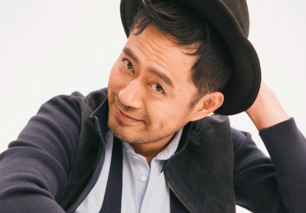 他曾是一名电工,后转行做演员成帝王专业户,拍戏差点被火烧死!